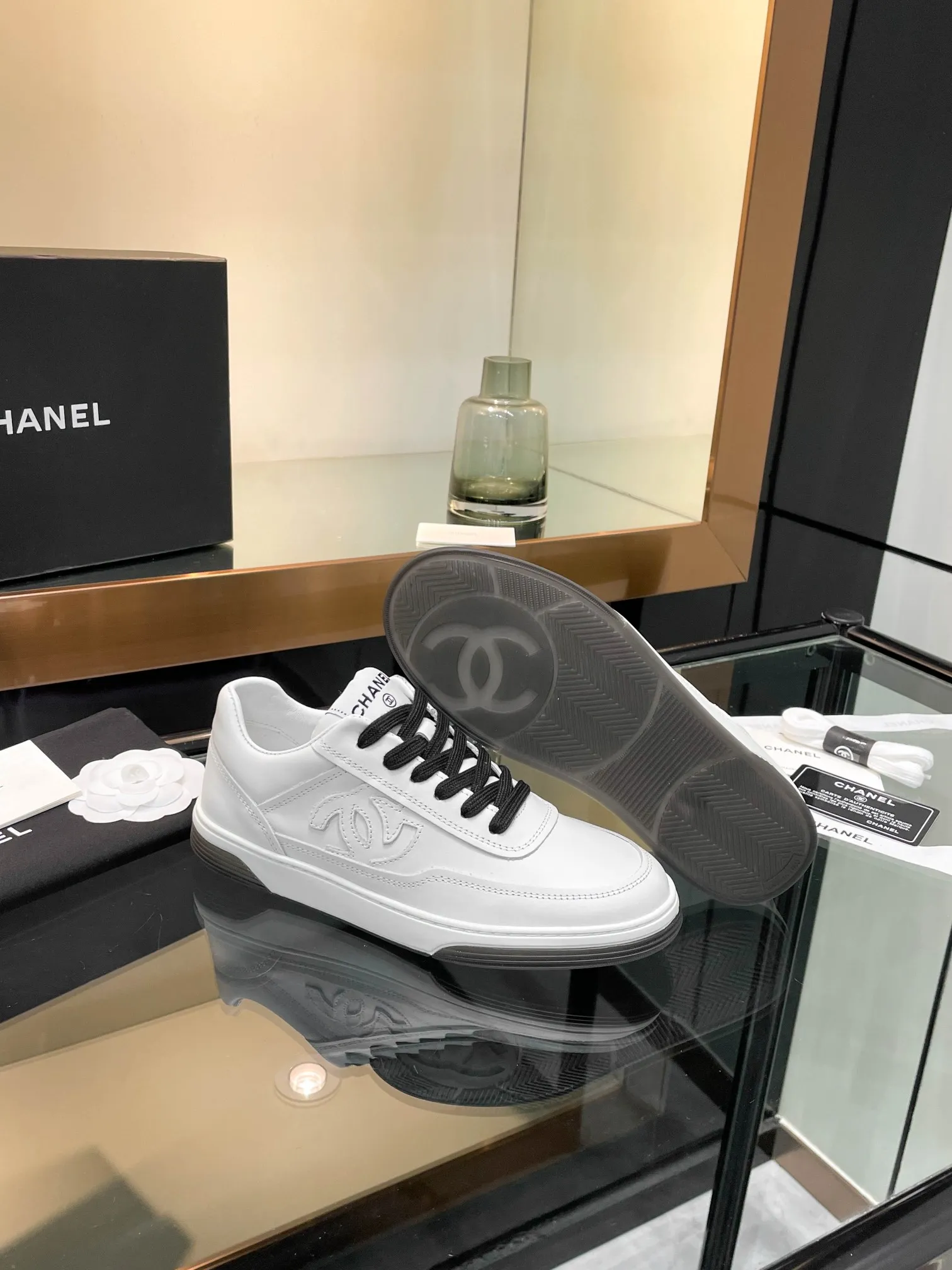 👟👟Ex-factory price 520👟👟Chanel Chanel 25SF latest model full leather panda color white shoes casual sports shoes skateboard shoes original purchase and development production Xiaoxiang C Home Another super popular item in the counter, loved by Internet celebrity bloggers and sisters, and various praises on social platforms. It is very popular, has a high texture, is breathable and super spring and summer. Seeing this issue always arouses the inner desire of girls for fashion. The latest suede material, classic black and white color, full of fashionable feeling on the feet, easy to care for. Fabric: Original customized imported cowhide material. Lining: Customized soft sheepskin lining. Sole: Original molded TPU non-slip outsole. Bottom thickness: 2.5CM. Size: Women's size 35-40 (custom-made sizes 40 are non-refundable)